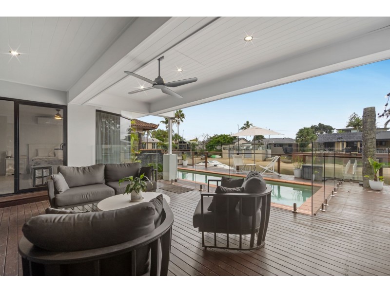 35 Poinciana Boulevard, Broadbeach Waters QLD 4218