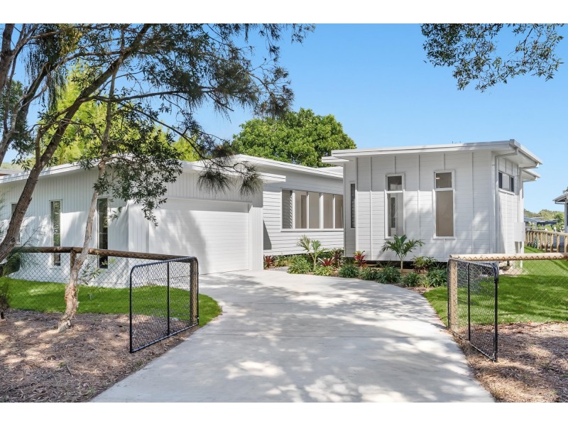 8 Kookaburra Crt, South Stradbroke QLD 4216