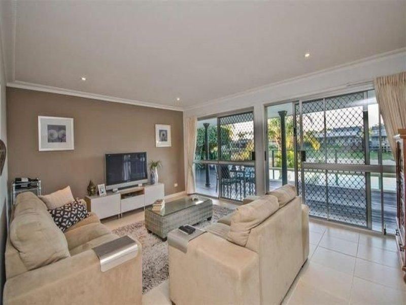 11 Delungra Street, Broadbeach Waters QLD 4218