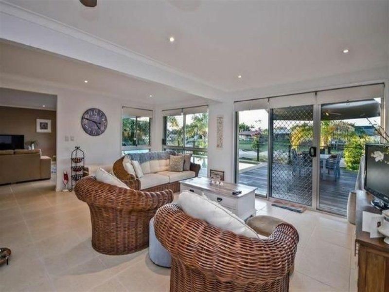 11 Delungra Street, Broadbeach Waters QLD 4218