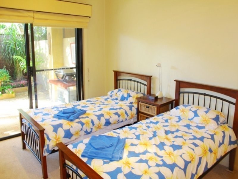 1/18 Poinciana Crescent, Bundall QLD 4217