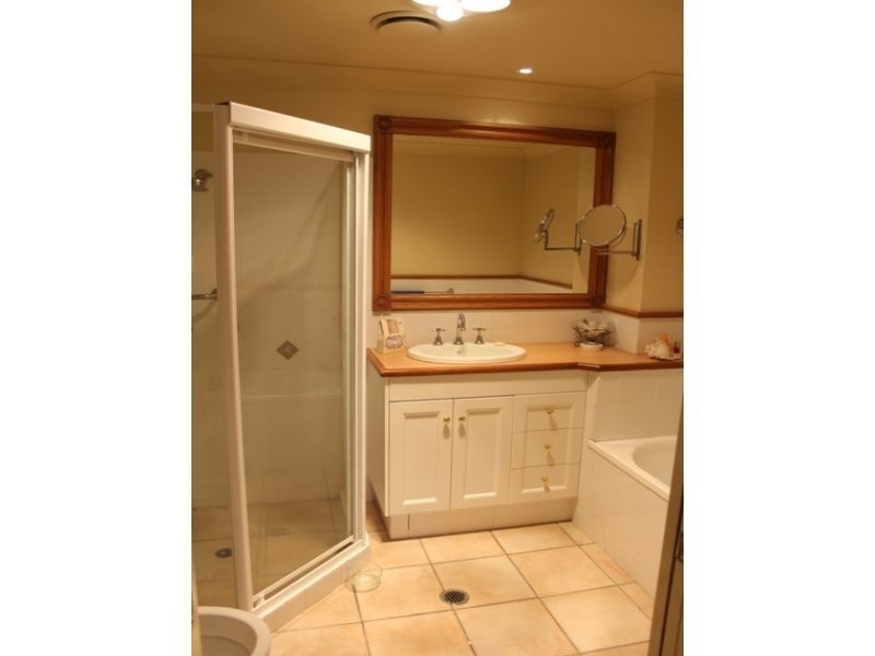 1/18 Poinciana Crescent, Bundall QLD 4217