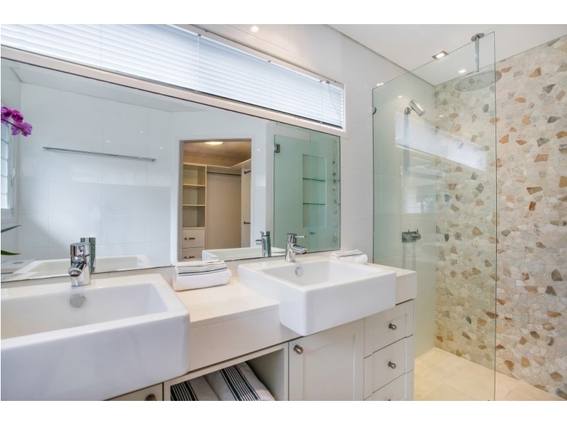 39 Cronin Avenue, Main Beach QLD 4217