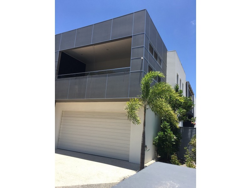 2/18 Drury Avenue, Southport QLD 4215