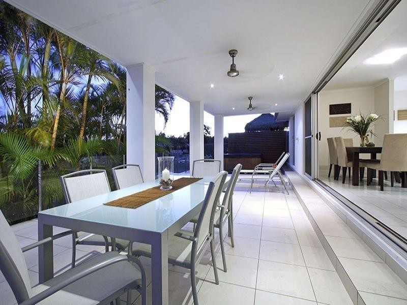 6 Pensacola Court, Broadbeach Waters QLD 4218