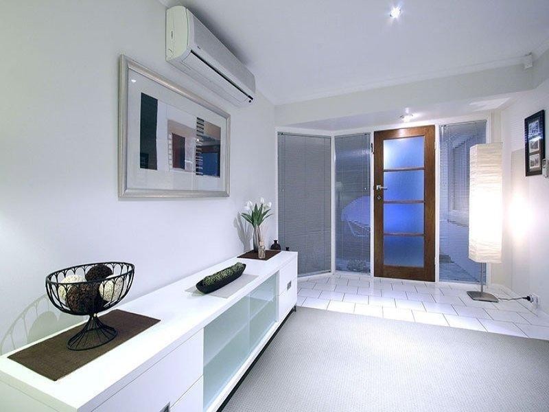 6 Pensacola Court, Broadbeach Waters QLD 4218