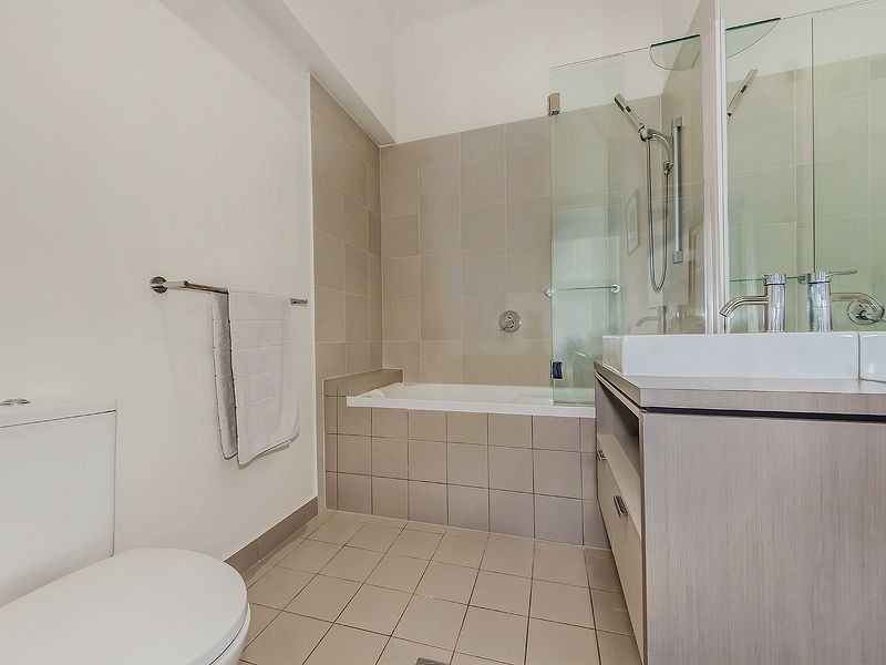 220/60 Riverwalk Avenue, Robina QLD 4226
