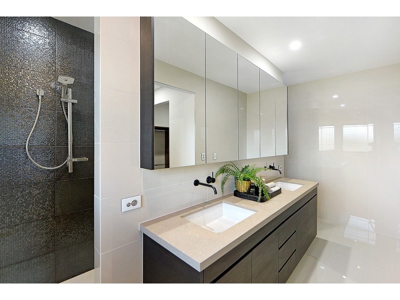 24 Remo Street, Isle Of Capri QLD 4217