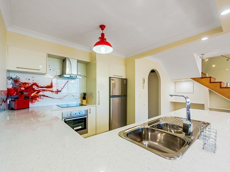 11/8 Queensland Avenue, Broadbeach QLD 4218