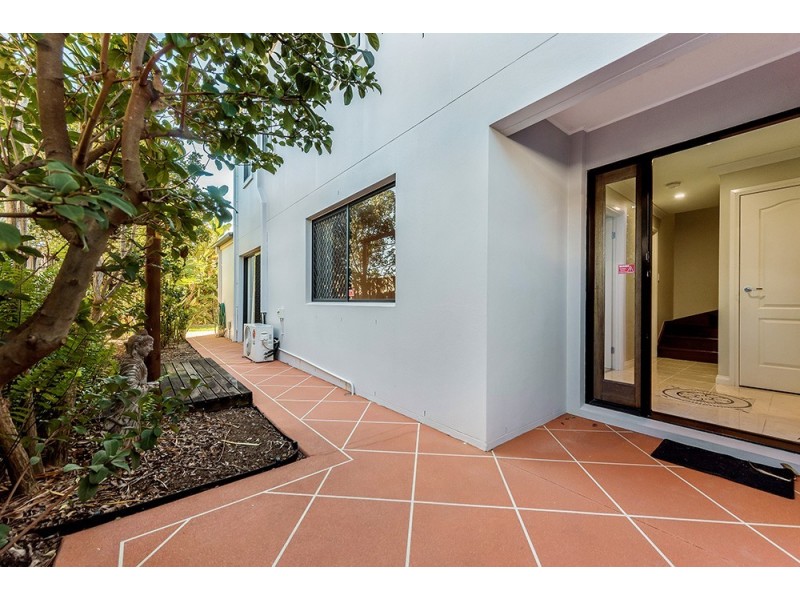 2/46 Dawn Parade, Miami QLD 4220