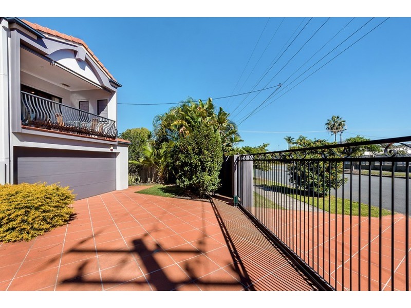 2/46 Dawn Parade, Miami QLD 4220