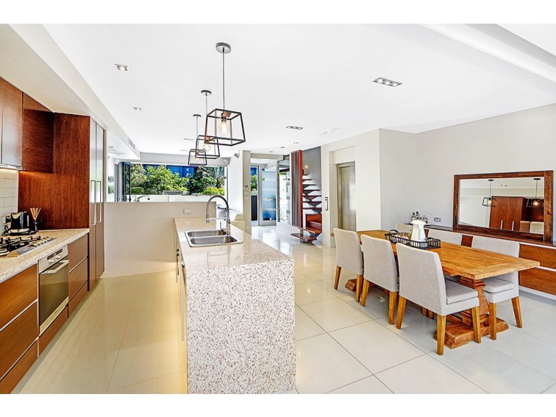 4/13 Second Avenue, Broadbeach QLD 4218
