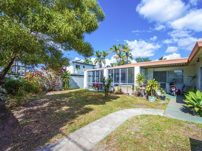 8 Costa Court, Broadbeach Waters QLD 4218