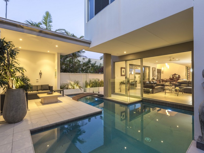 33 Sunbrite Avenue, Mermaid Beach QLD 4218