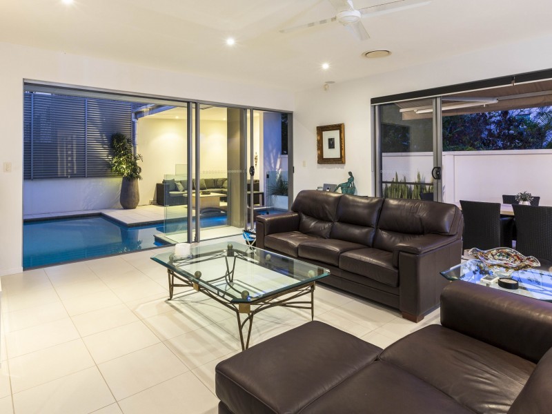 33 Sunbrite Avenue, Mermaid Beach QLD 4218