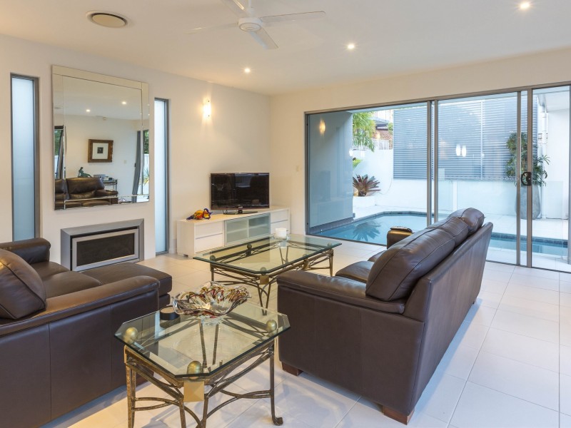 33 Sunbrite Avenue, Mermaid Beach QLD 4218