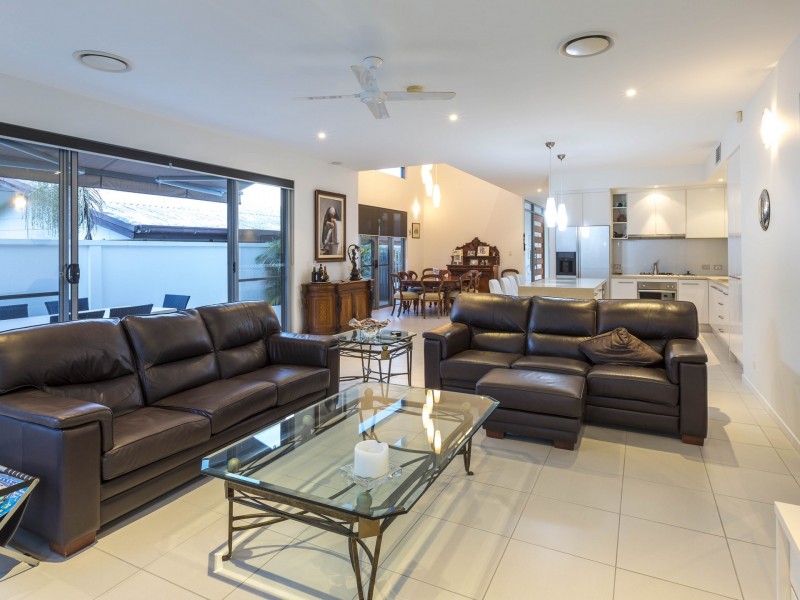 33 Sunbrite Avenue, Mermaid Beach QLD 4218