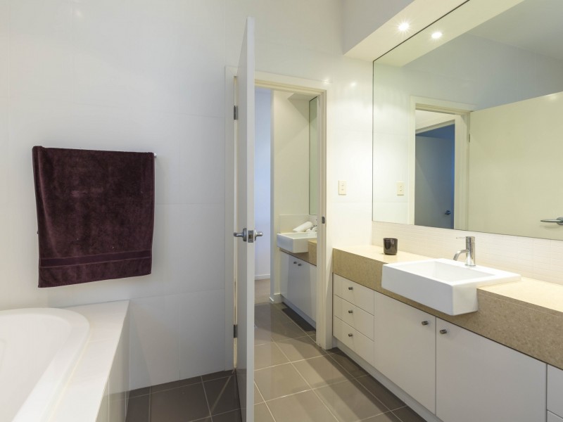 33 Sunbrite Avenue, Mermaid Beach QLD 4218