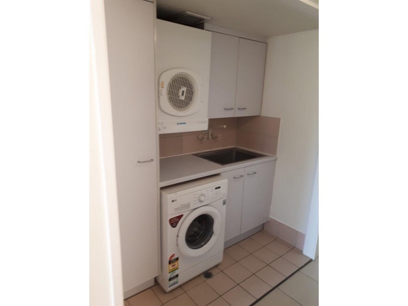 8/33 Beach Parade, Broadbeach QLD 4218