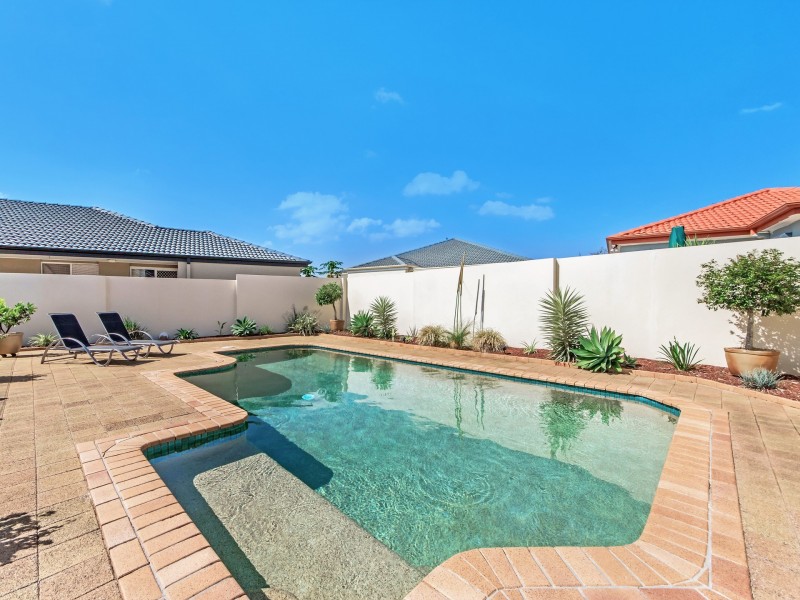 37 Martingale Circuit, Clear Island Waters QLD 4226