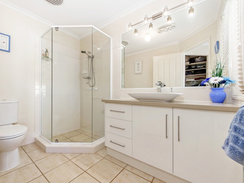 37 Martingale Circuit, Clear Island Waters QLD 4226