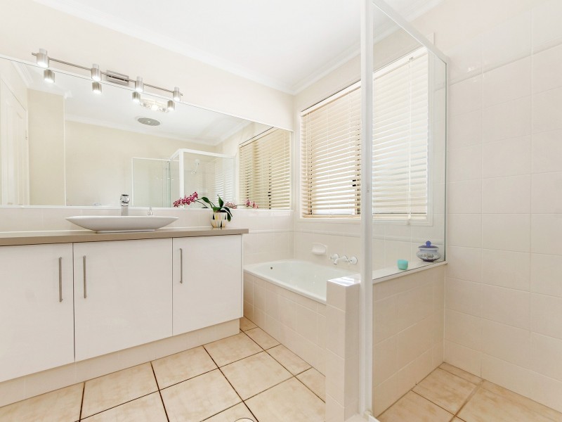 37 Martingale Circuit, Clear Island Waters QLD 4226