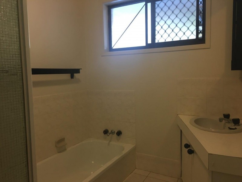 25 Rumrunner Street, Mermaid Waters QLD 4218