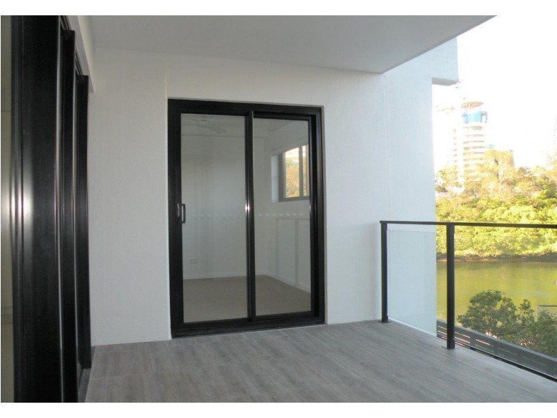 203/9 Hooker Boulevard, Broadbeach QLD 4218