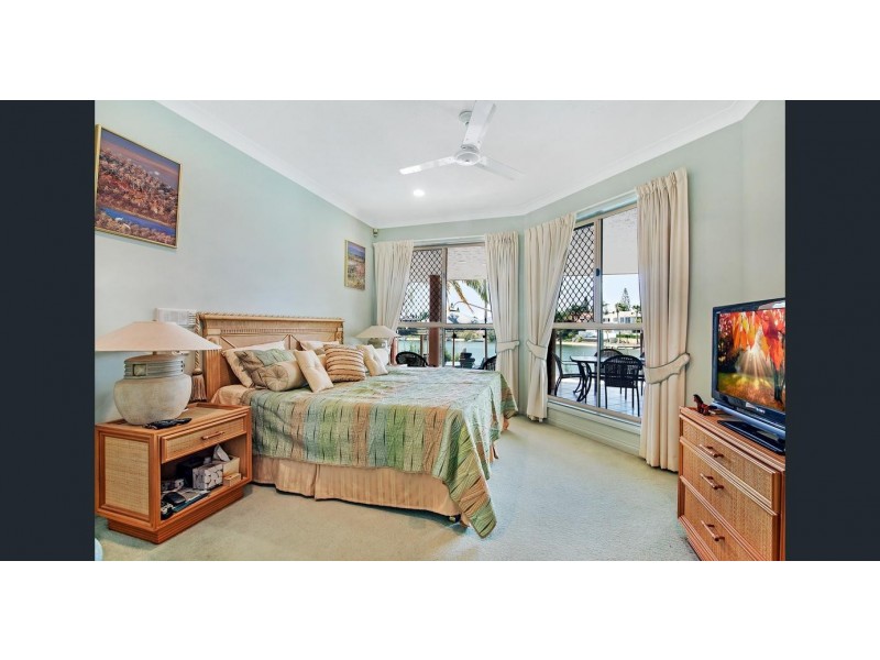 74 Edinburgh Road, Benowa Waters QLD 4217