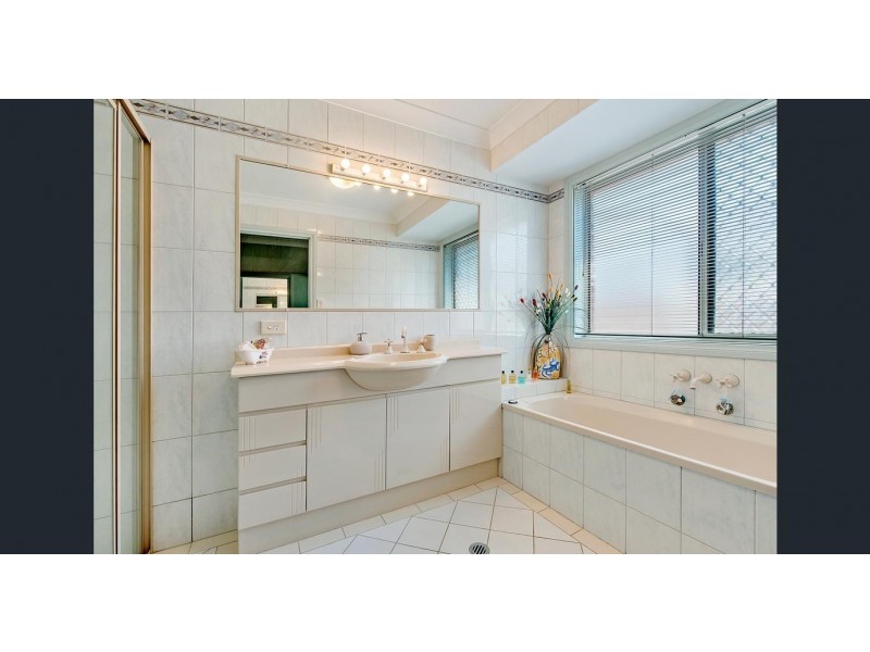 74 Edinburgh Road, Benowa Waters QLD 4217