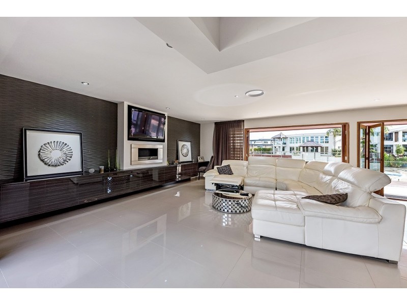 146 Monaco Street, Broadbeach Waters QLD 4218