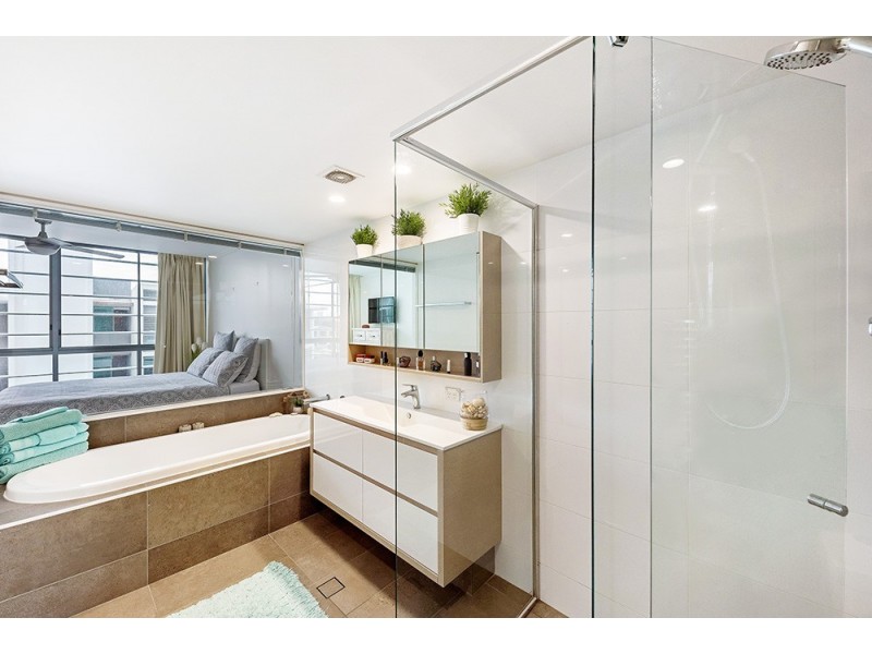 2216/33 T E Peters Drive, Broadbeach Waters QLD 4218