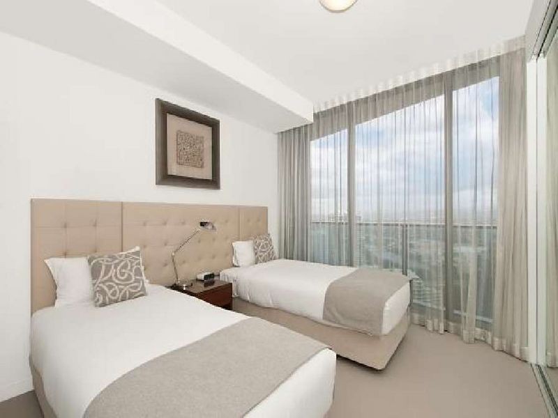 1 Oracle Charles Avenue, Broadbeach QLD 4218