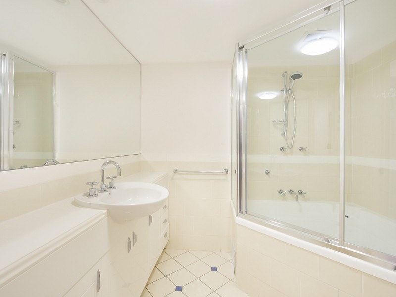 16/122 Old Burleigh Road, Broadbeach QLD 4218