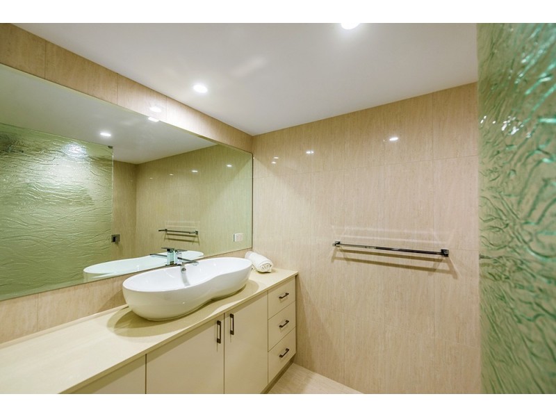 11/8 Queensland Avenue, Broadbeach QLD 4218