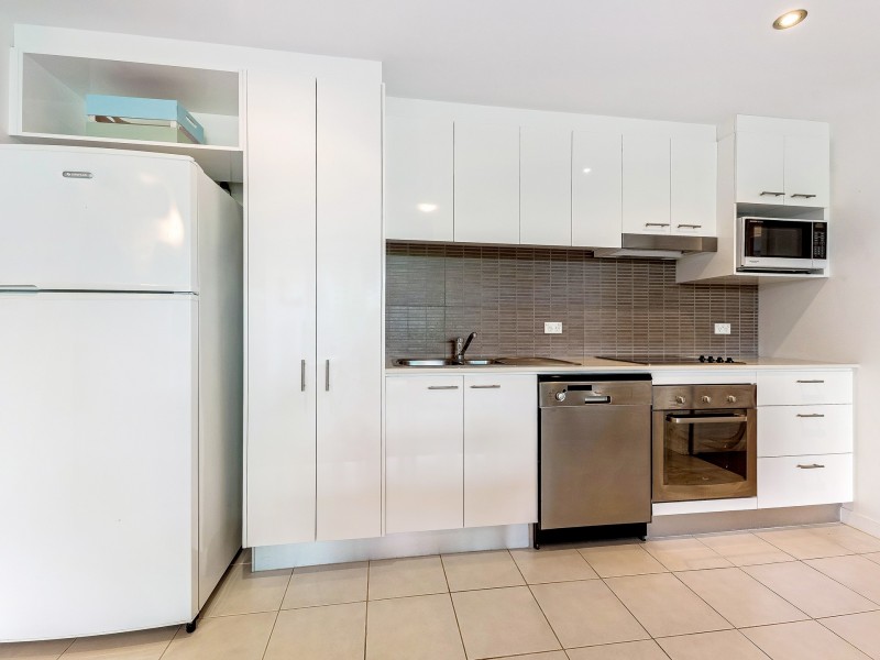 2219/33 T E Peters Drive, Broadbeach Waters QLD 4218