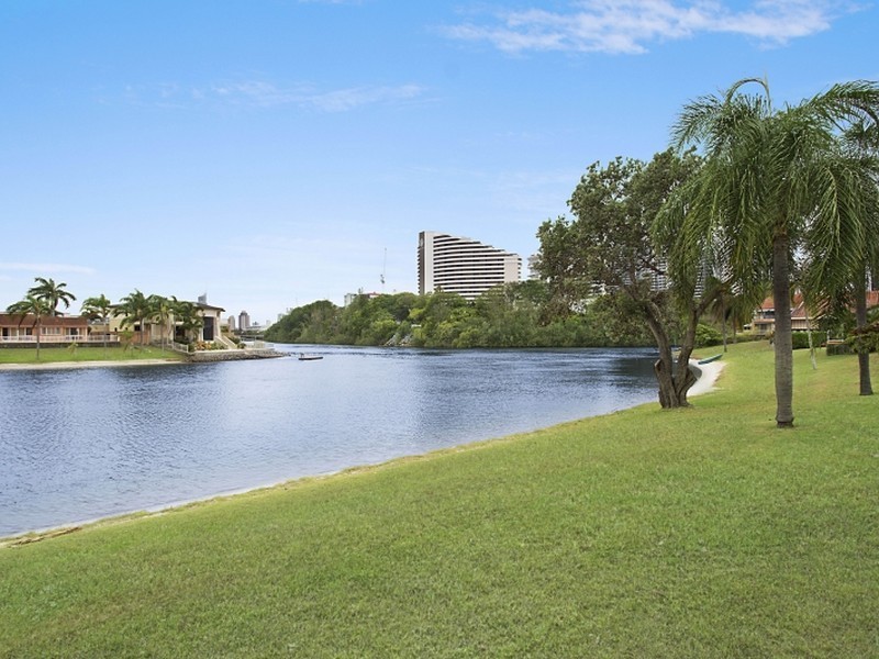 2/15 Hooker Boulevard, Broadbeach Waters QLD 4218