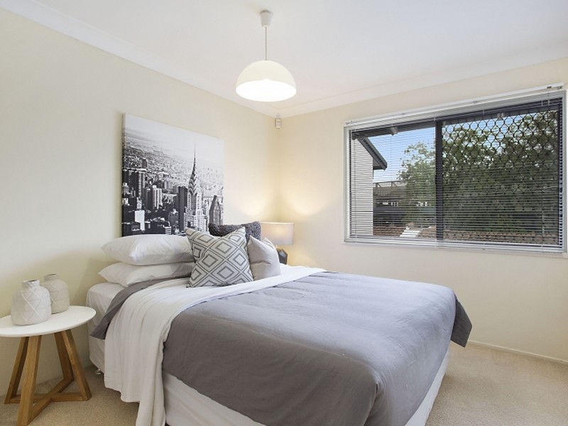 2/15 Hooker Boulevard, Broadbeach Waters QLD 4218