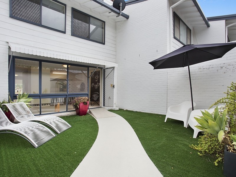 2/15 Hooker Boulevard, Broadbeach Waters QLD 4218