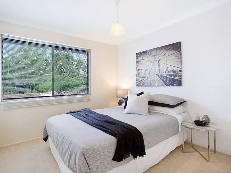 2/15 Hooker Boulevard, Broadbeach Waters QLD 4218