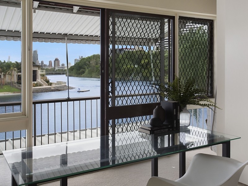 2/15 Hooker Boulevard, Broadbeach Waters QLD 4218