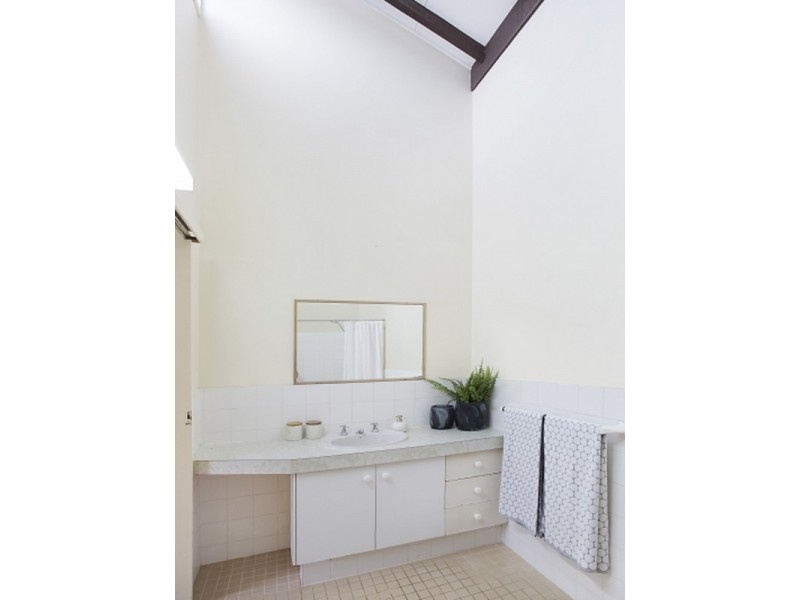 2/15 Hooker Boulevard, Broadbeach Waters QLD 4218