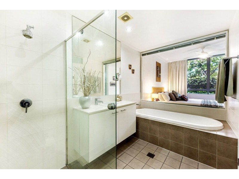 2010/33 T E Peters Drive, Broadbeach Waters QLD 4218