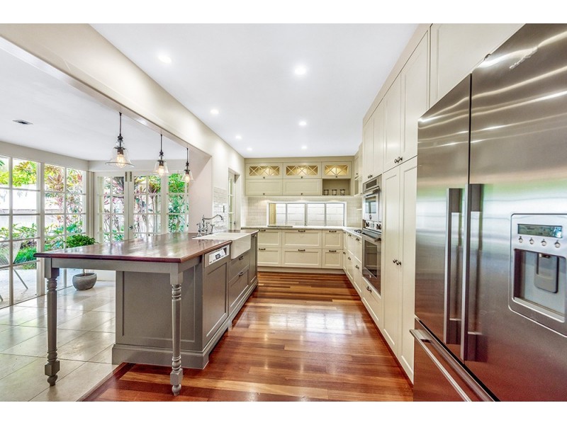 39 Cronin Avenue, Main Beach QLD 4217