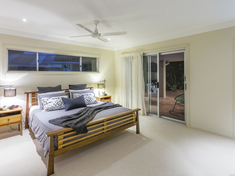 25 Sophie Ave, Broadbeach Waters QLD 4218