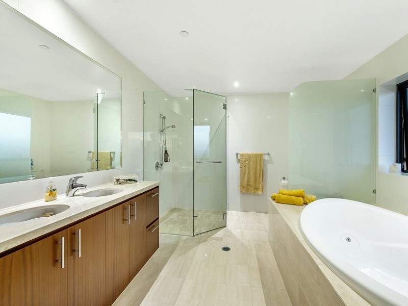 32/11 Peak Avenue, Main Beach QLD 4217