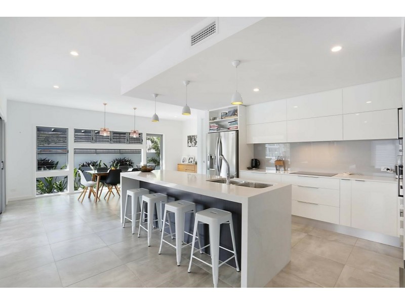 23 Pearl Key, Broadbeach Waters QLD 4218