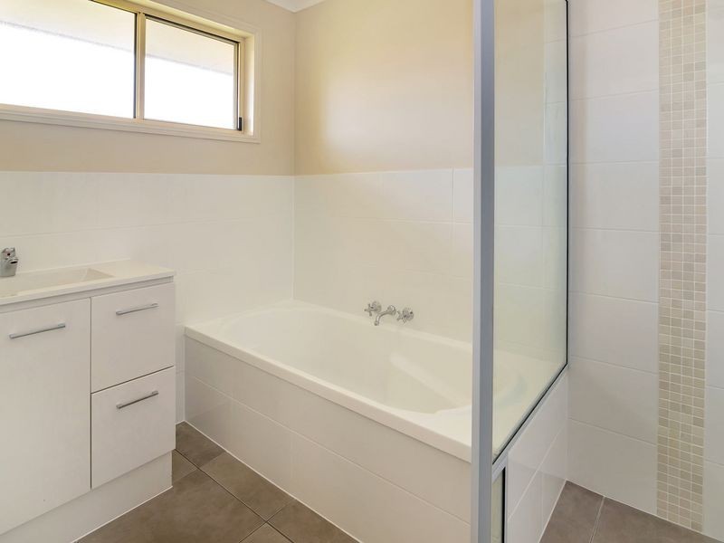 2 Regal Court, Highland Park QLD 4211