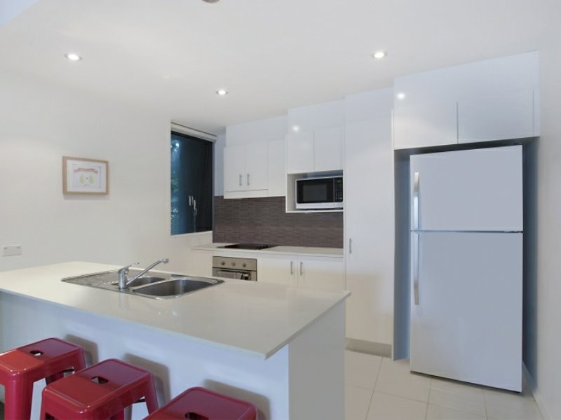 5/6 Miami Key, Broadbeach Waters QLD 4218