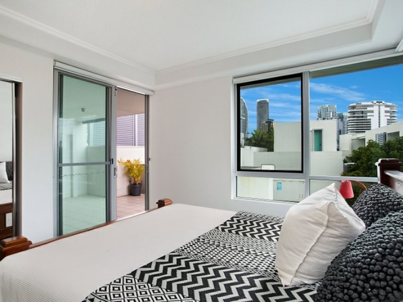 5/6 Miami Key, Broadbeach Waters QLD 4218